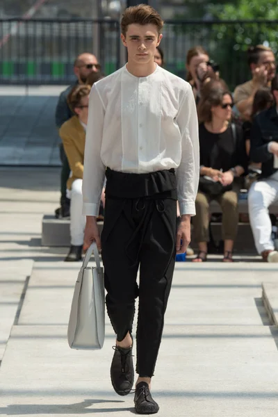 Look 15